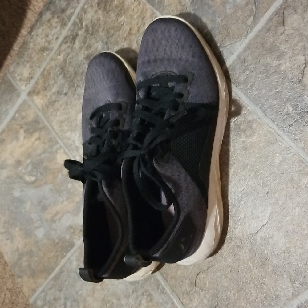 Sz 8 Reebok Runners - Picture 3 of 4